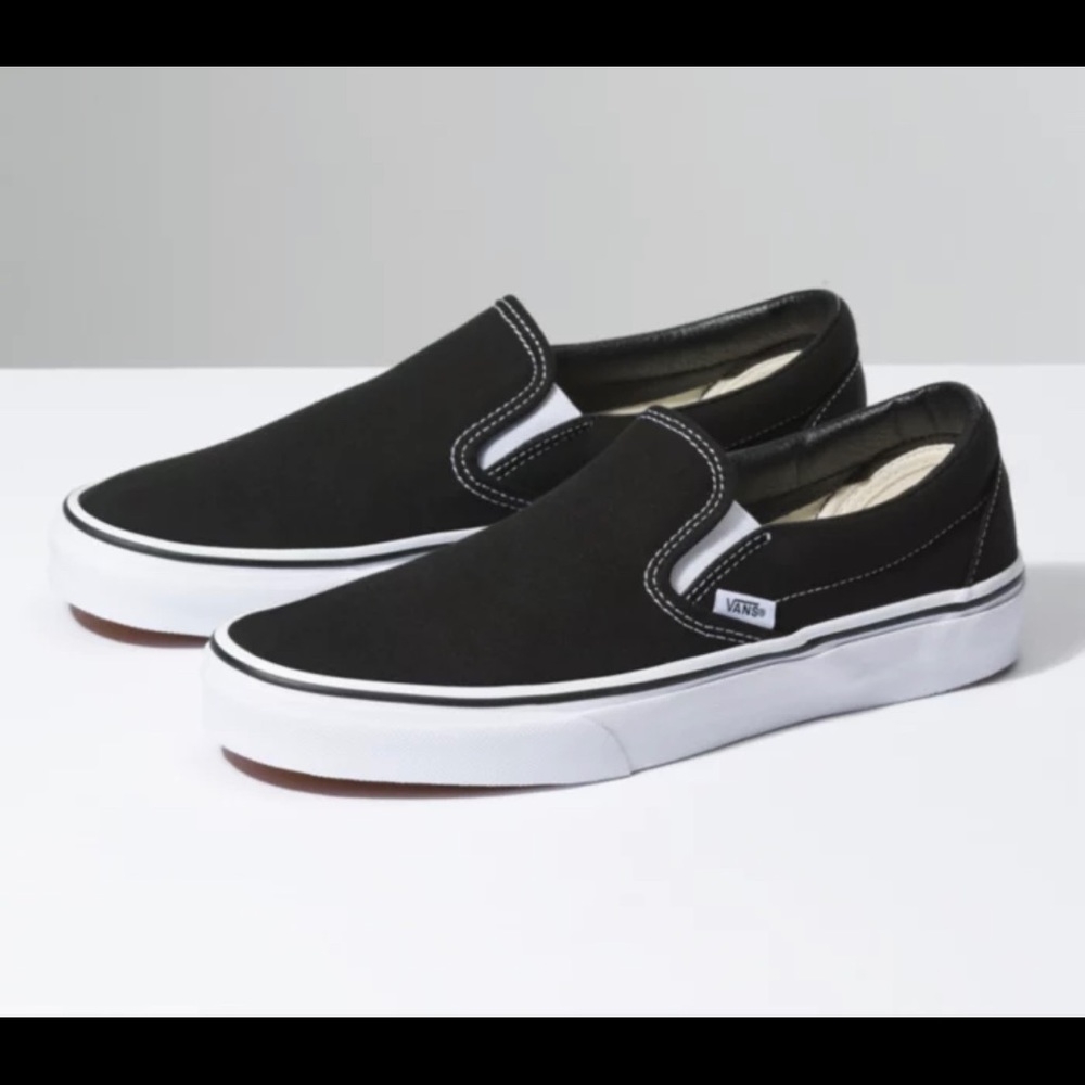 🌻Black and white slip on vans!